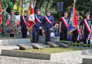 Sztandar szkoły podczas uroczystości na cmentarzu