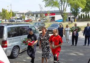 Uczniowie wraz z p. Katarzyną Pfau wicedyrektor szkoły składają kwiaty