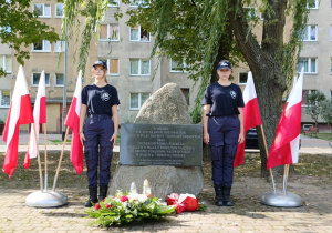 Warta uczennic klasy 2P przy tablicy pamiątkowej