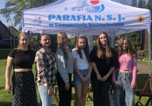 Uczniowie podczas pikniku w parafii NSJ