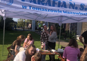 Uczennice malują buzie dzieciom