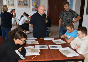 Uczniowie SP nr 12 wpunkcie zadaniowym w Bibliotece Miejskiej