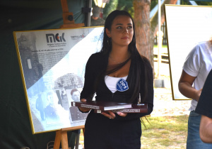 Wolontariuszka ZSP nr 8 Adrianna Chlebosz podczas wręczania nagród