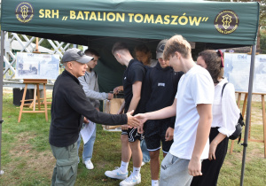 Zwycięzcy gry w kategorii szkół ponadpodstawowych I LO podczas wręczenia nagród