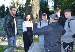 Zespół I LO podczas odprawy na Cmentarzu Wojennym przy ul. Smutnej