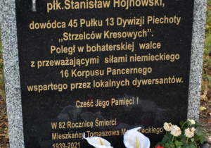 Pamiątkowa tablica upamiętniająca miejsce śmierci pułkownika Stanisława Hojnowskiego