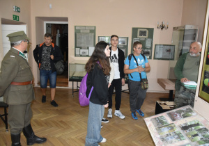 Uczniowie SP nr 12 w punkcie zadaniowym w Muzeum Miejskim