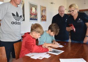 Uczniowie SP nr 11 w punkcie zadaniowym w Bibliotece Miejskiej