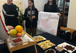 Klasa 1A prezentuje swoje stoisko ze zdrową żywnością