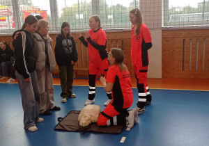 Klasa 2C przeprowadza szkolenie z pierwszej pomocy