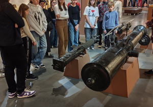5-uczestnicy wycieczki w Muzeum Wojska Polskiego