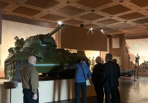 6-uczestnicy wycieczki w Muzeum Wojska Polskiego