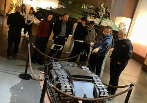 7-uczestnicy wycieczki w Muzeum Wojska Polskiego