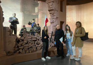 9-uczestnicy wycieczki w Muzeum Wojska Polskiego
