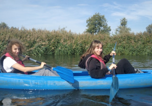 Uczniowie ZSP nr 8 podczas spływu kajakowego po rzece Warcie