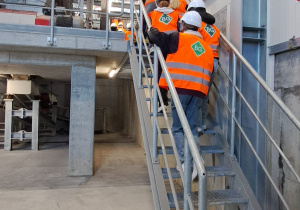 uczniowie II ta w zakładzie