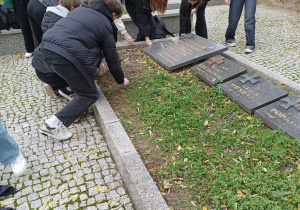 Uczniowie porządkują pomnik