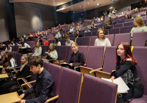 Uczennice ZSP nr8 przez przystąpieniem do testu