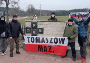Uczestnicy Rajdu pod pomnikiem