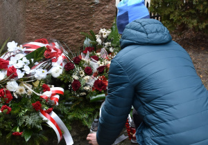 zapalenie zniczy pod pomnikiem pomordowanych mieszkańców Sulejowa