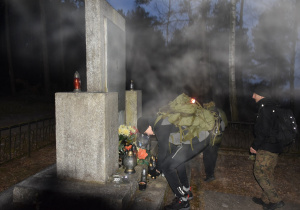 uczestnicy Rajdu pod pomnikiem AK w Treście