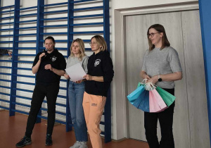 Organizatorzy turnieju z panią wicedyrektor Katarzyna Pfau w czasie ceremonii zakończenia zawodów