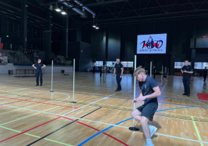 Uczeń klasy policyjnej w czasie pokonywania toru