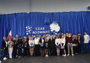 Klasa IV A z dyrekcją, wychowawcą i zaproszonymi gośćmi
