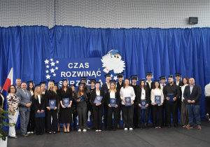 Klasa IV C z dyrekcją, wychowawcą i zaproszonymi gośćmi
