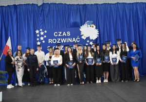 Klasa IV P z dyrekcją, wychowawcą i zaproszonymi gośćmi