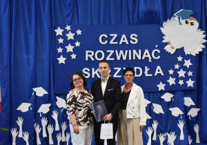 Uczeń ze 100% frekwencją Kamil Dratwa z dyrekcją i wychowawcą