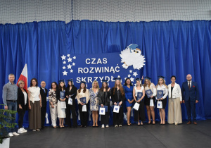 Uczniowie klas maturalnych ze średnią ocen co najmniej 4,5 z wychowawcami, dyrekcją i zaproszonymi gośćmi