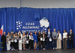 Uczniowie klas maturalnych ze średnią ocen co najmniej 4,75 z wychowawcami, dyrekcją i zaproszonymi gośćmi