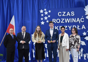 Najlepsi tegoroczni absolwenci wraz z Starostą Tomaszowskim, dyrekcją i wychowawcami