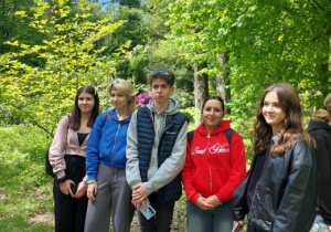 Uczniowie klasy III C w Arboretum w Rogowie