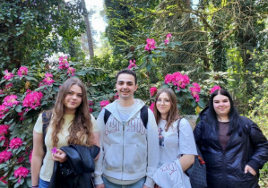 Uczniowie klasy III C w śród rododendronów