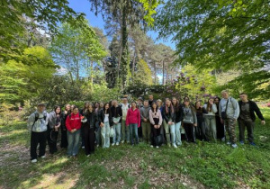 Uczniowie wraz z p.A.Ziółek w Arboretum