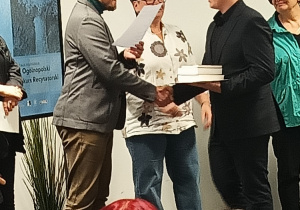 Adrian Sobierski odbiera nagrodę