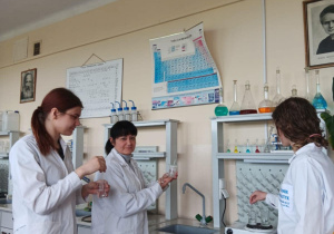 Nauczyciel pokazuje reakcje chemiczne