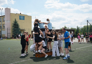 Uczniowie podczas konkurencji- skrzynia