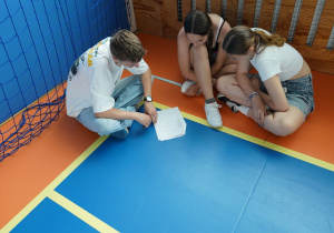Uczniowie podczas testu wiedzy o sporcie