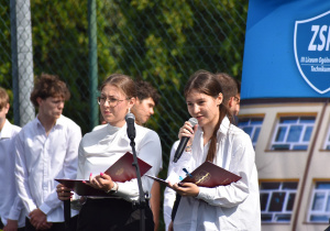 Uczennice Agata Kubryn ora Michalina Węgrzynowska