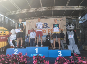 Uczniowie stojący na podium
