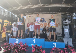 Uczniowie stojący na podium