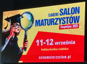 Uczniowie w hali, w której odbywa się Salon Maturzystów
