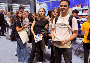 Uczniowie ZSP 8 pozują do zdjęcia na Salonie Maturzystów 2025