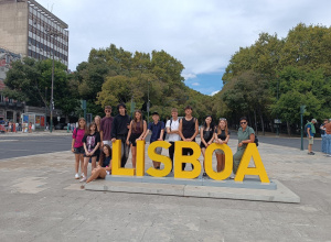 Uczniowie pozujący do zdjęcia przy napisie Lisboa podczas wycieczki do Lizbony