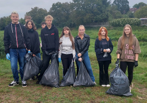 Uczniowie pozują do zdjęcia podczas akcji „Sprzątanie Świata”