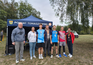 Pierwsza trójka zawodników wraz z nauczycielami