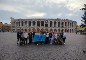Uczestnicy przed Rzymską Areną w Weronie